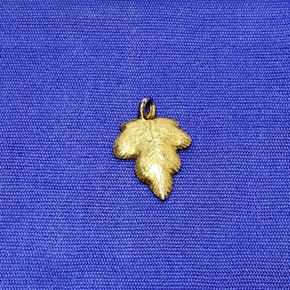 Avon Radiant Leaf Pendant Diamond Rhinestone Accent 1978 Fashion Accents Vintage - Picture 2 of 5